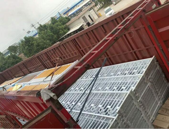 福州乌龙江大道的交通护栏安装