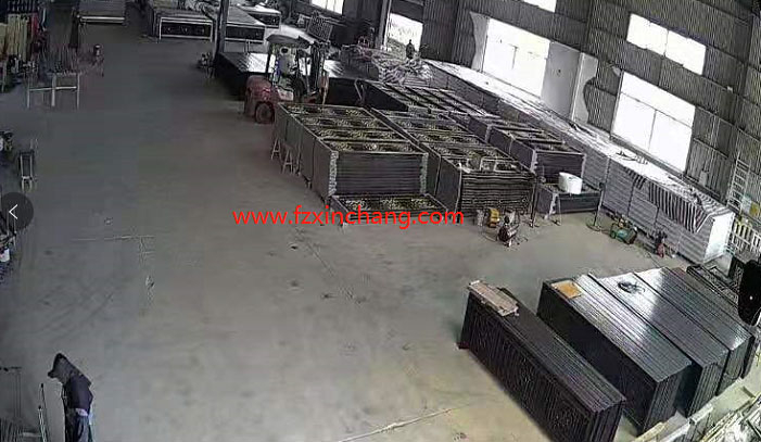 护栏厂_铁艺隔离护栏即将出厂安装